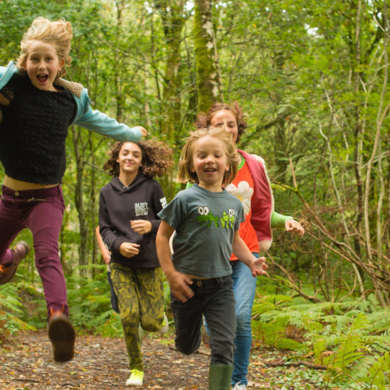 Plant yn rhedeg ar Lwybr y Chwarel yn CyDA