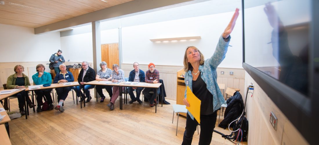 Darlithydd CyDA yn cynnal seminar